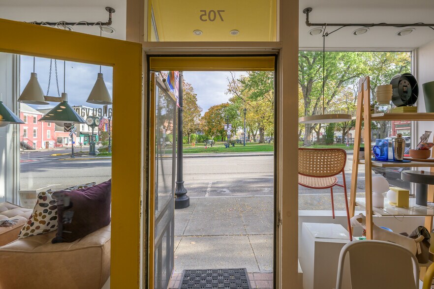 705 Warren St, Hudson, NY à vendre - Photo du bâtiment - Image 2 de 45