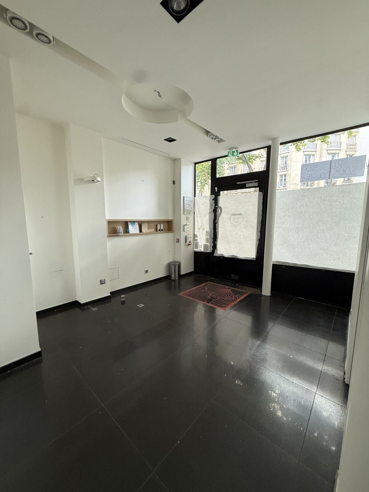 Retail in Paris for lease Building Photo- Image 1 of 6