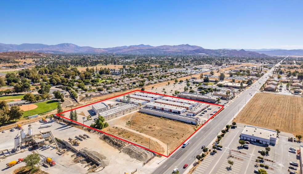 Hemet Industrial Park portfolio of 10 properties for sale on LoopNet.ca - Building Photo - Image 2 of 9