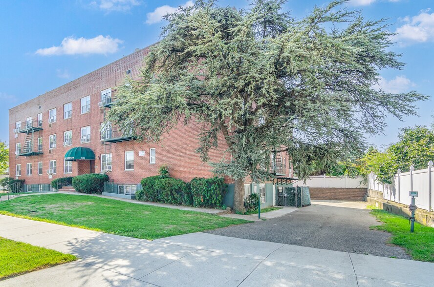 9420 Albert Rd, Ozone Park, NY à vendre - Photo du bâtiment - Image 3 de 8