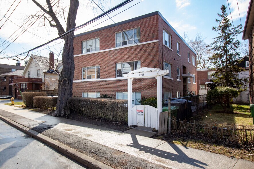 2709 Lake Shore Dr, Toronto, ON à vendre - Photo du bâtiment - Image 2 de 40