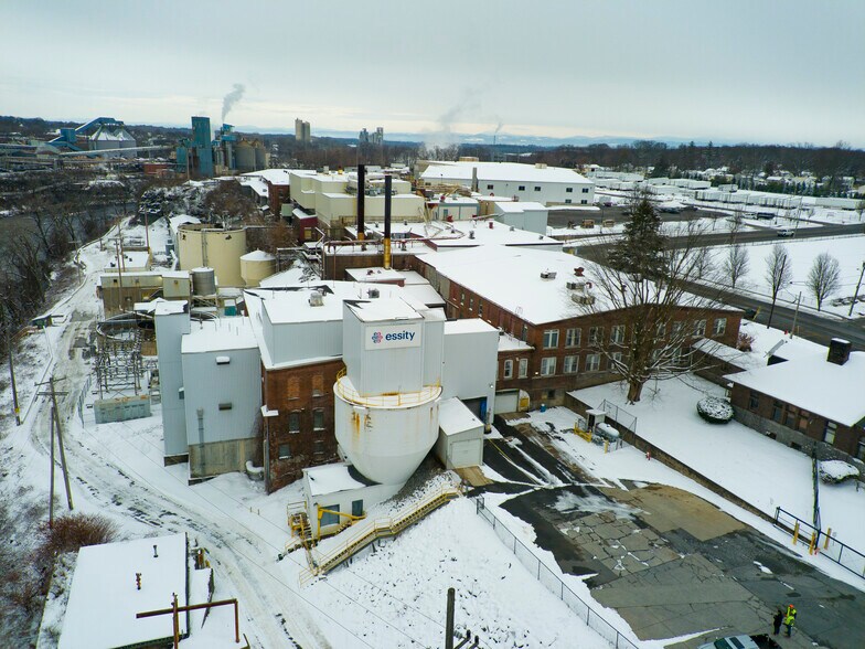 1 River St, South Glens Falls, NY à vendre - Photo du bâtiment - Image 2 de 10