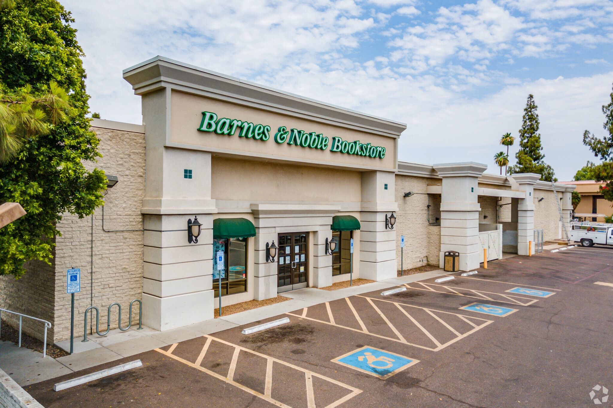 10235 N Metro Pky E, Phoenix, AZ for lease Primary Photo- Image 1 of 4