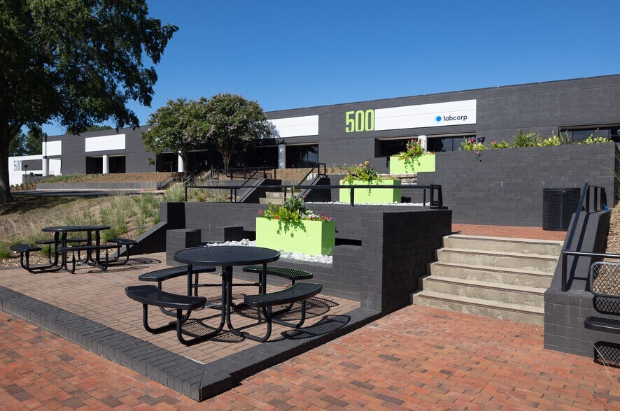 500 Perimeter Park Dr, Morrisville, NC à louer - Photo du bâtiment - Image 1 de 24