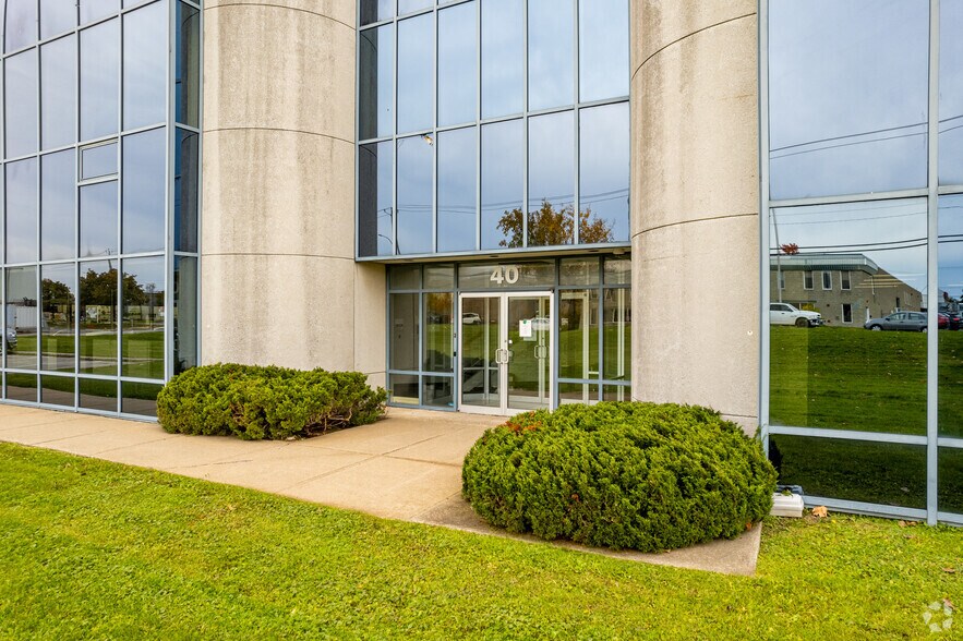 40 Ch Du Tremblay, Boucherville, QC à louer - Photo du bâtiment - Image 2 de 5