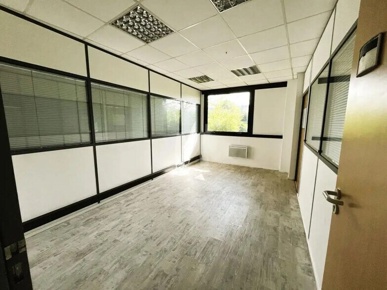 Office in Moissy-Cramayel for lease - Interior Photo - Image 3 of 9