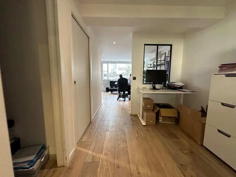 Office in Lyon for sale Interior Photo- Image 1 of 14