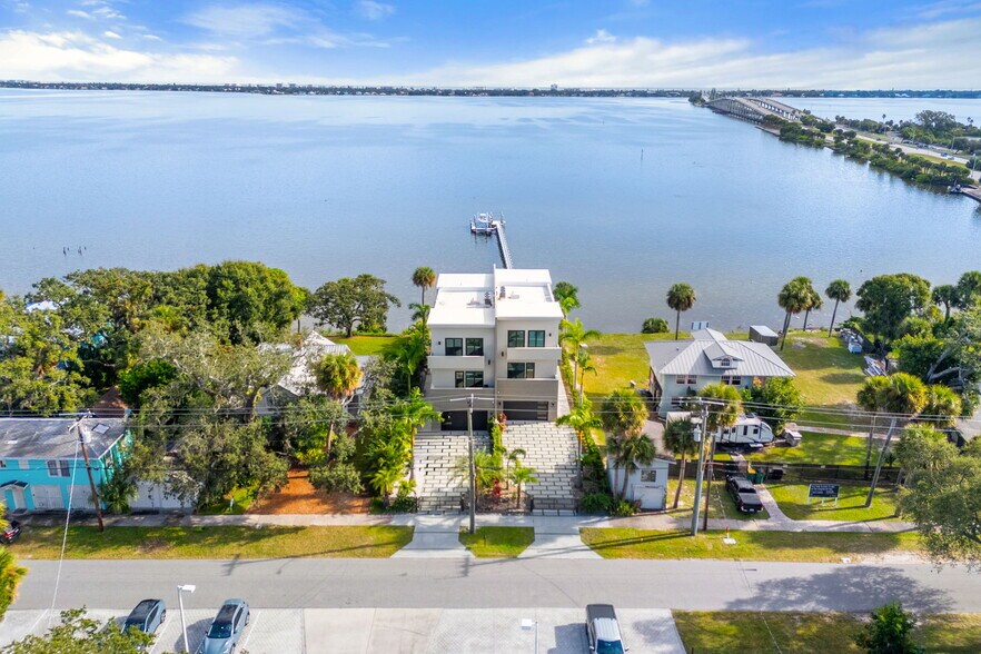 1809 Riverview Dr, Melbourne, FL à vendre - Photo du bâtiment - Image 2 de 5