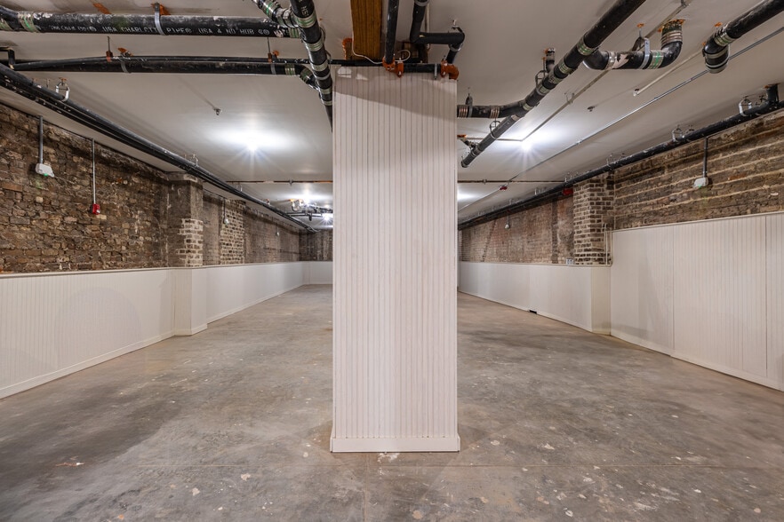 23 W Broughton St, Savannah, GA for lease - Building Photo - Image 3 of 12