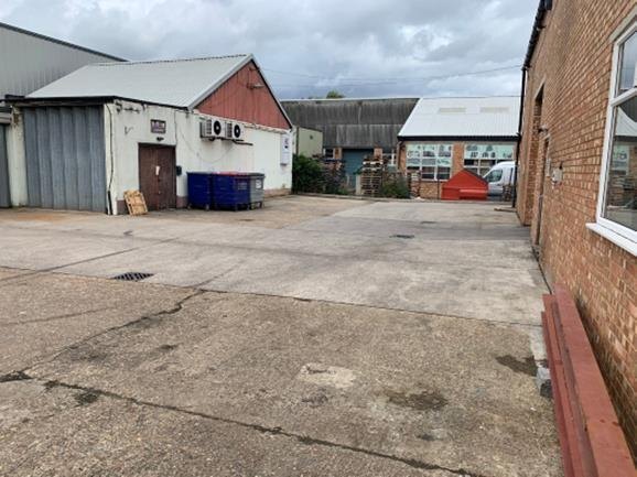 Island Farm Ave, West Molesey à louer - Photo du bâtiment - Image 2 de 9