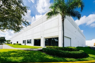 7800-7890 NW 80th St, Miami, FL à louer Photo intérieure- Image 1 de 9