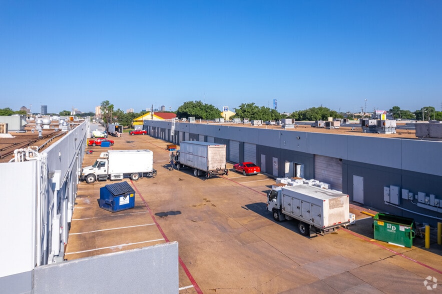 2154 W Northwest Hwy, Dallas, TX à louer - Photo principale - Image 1 de 25