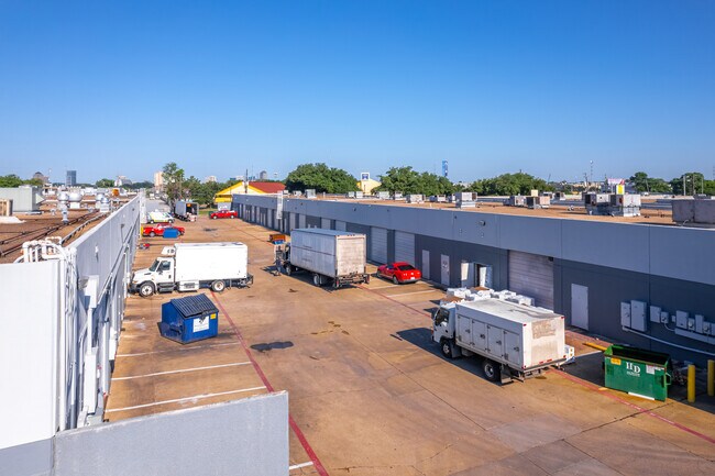 Plus de détails pour 2154 W Northwest Hwy, Dallas, TX - Local d'activités à louer