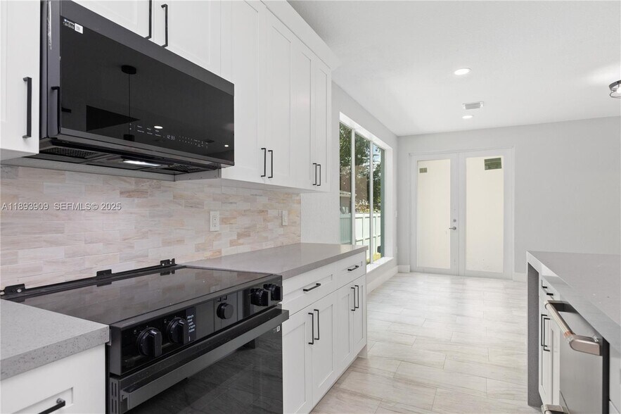 2742 NW 48th St, Miami, FL à vendre - Photo intérieure - Image 2 de 25