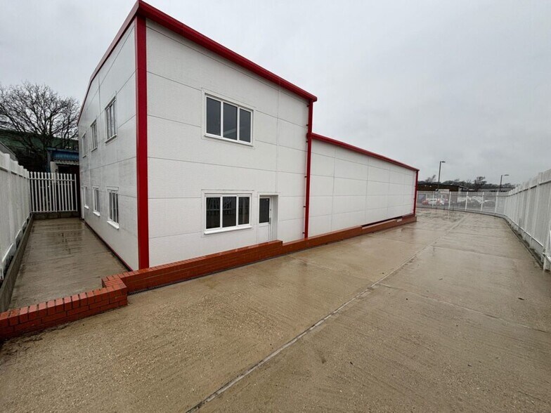 1 Mayflower Close, Eastleigh à louer - Photo du bâtiment - Image 2 de 3