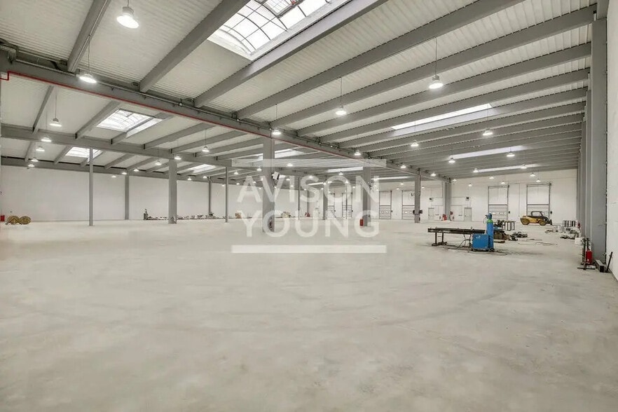 Flex in Tremblay-en-France for lease - Interior Photo - Image 3 of 5