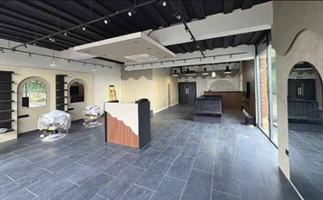 116-121 Bury New Rd, Manchester for lease Interior Photo- Image 2 of 4