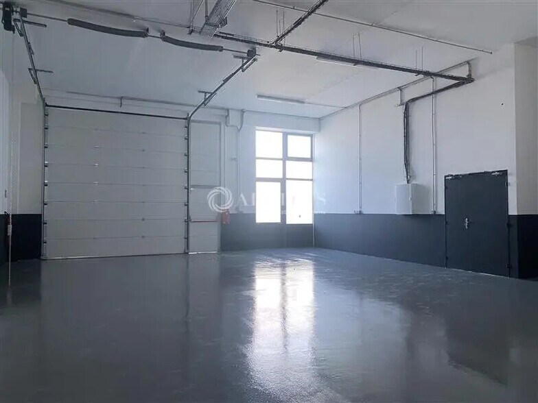 Flex in Villejuif for lease - Interior Photo - Image 2 of 10