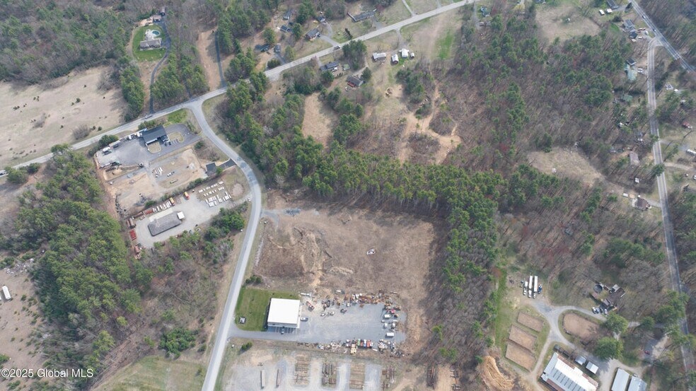 1 Blue Lupine Ln, Wilton, NY à vendre - Photo du bâtiment - Image 3 de 4