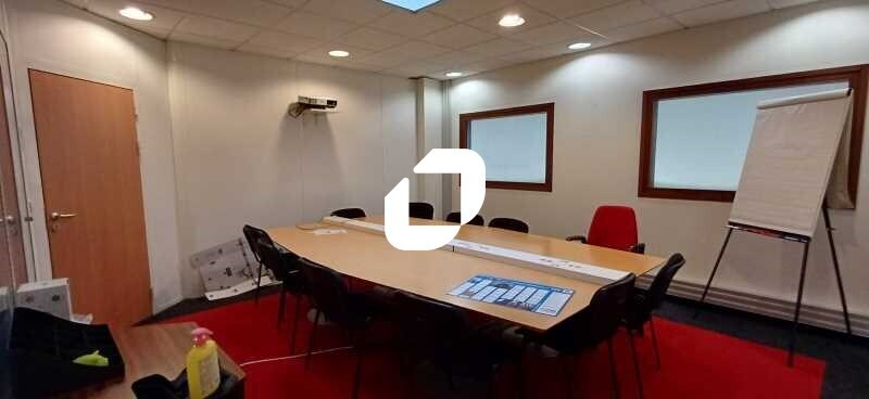 Office in Aubergenville for lease - Building Photo - Image 2 of 7