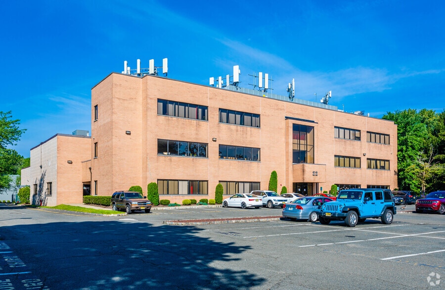 22 Riverview Dr, Wayne, NJ à louer - Photo du bâtiment - Image 2 de 15