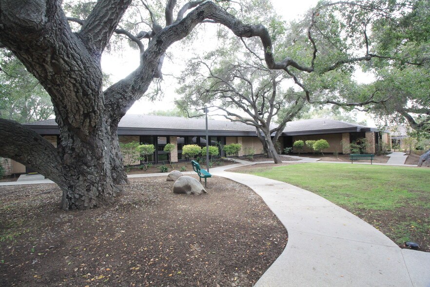 317-325 S Moorpark Rd, Thousand Oaks, CA à louer - Photo du bâtiment - Image 2 de 8