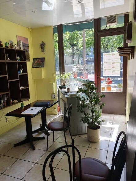 Retail in Paris for lease - Interior Photo - Image 1 of 7