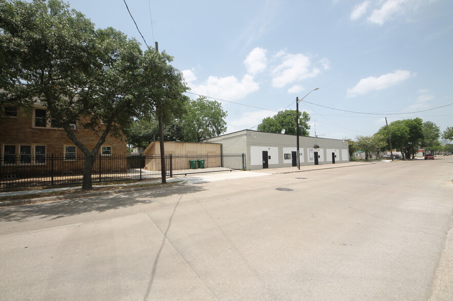 4202 Canal St, Houston, TX for lease - Building Photo - Image 1 of 2