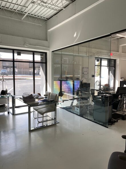 445 Plasamour Dr NE, Atlanta, GA for lease - Interior Photo - Image 2 of 5