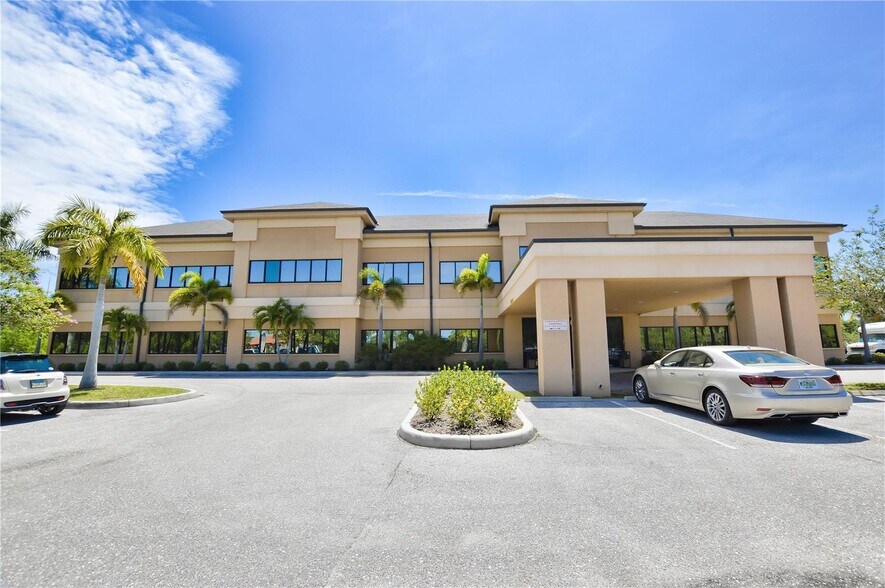 25097 Olympia Ave, Punta Gorda, FL à louer - Photo du bâtiment - Image 2 de 14