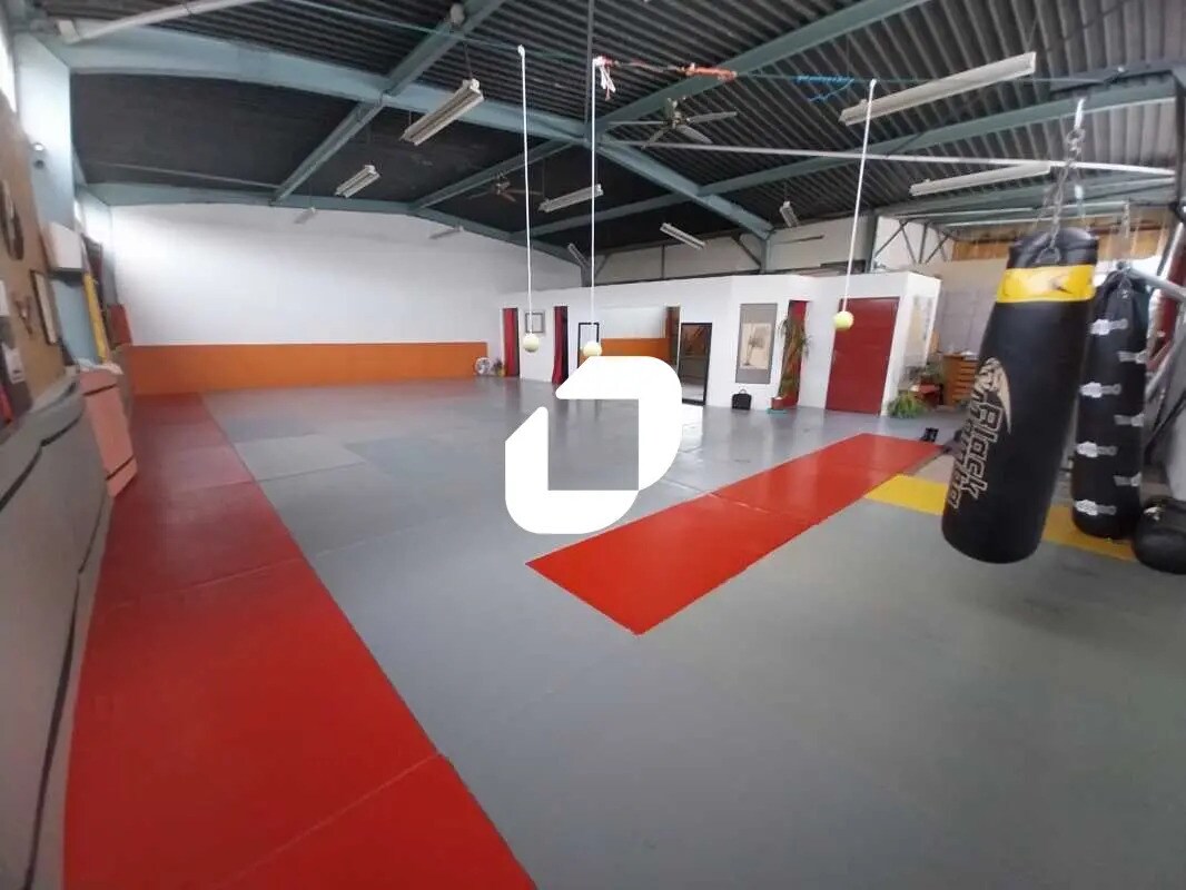 Flex in Bordeaux for lease Interior Photo- Image 1 of 8