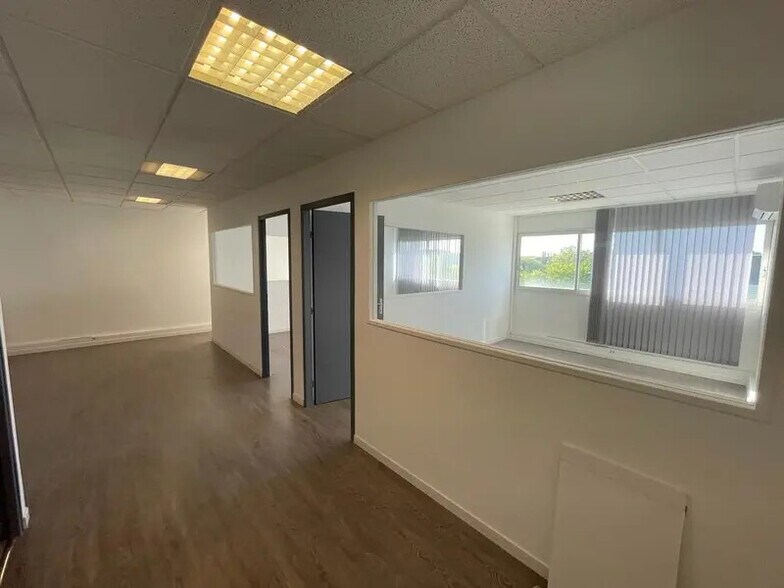 Office in Rousset for lease - Interior Photo - Image 2 of 5