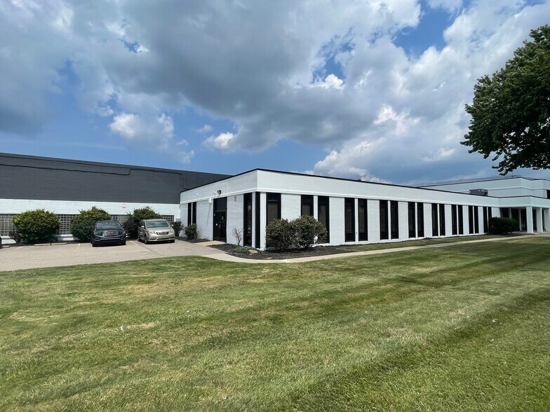 16485 Rockside Rd, Maple Heights, OH à louer - Photo du bâtiment - Image 3 de 10