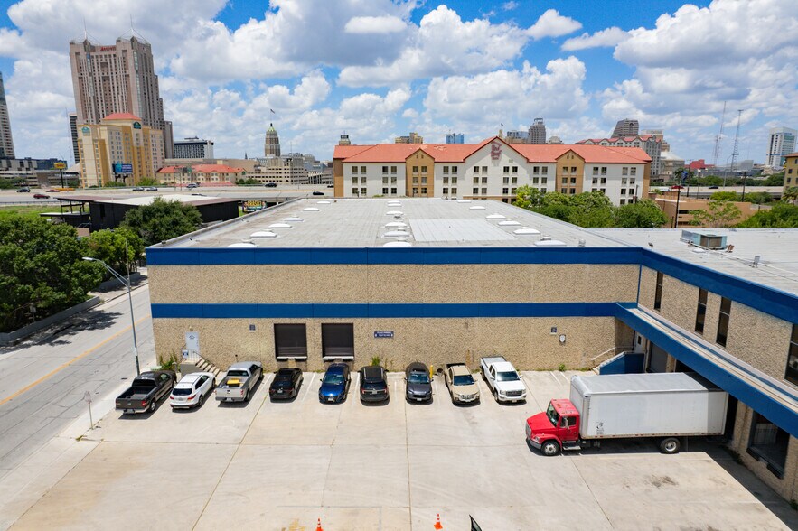 1113-1133 E Houston St, San Antonio, TX à louer - Photo du bâtiment - Image 2 de 16