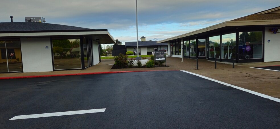 2241-2247 Country Club Rd, Woodburn, OR for lease - Building Photo - Image 2 of 5
