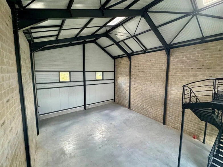 Flex in Groslay for lease - Interior Photo - Image 2 of 7