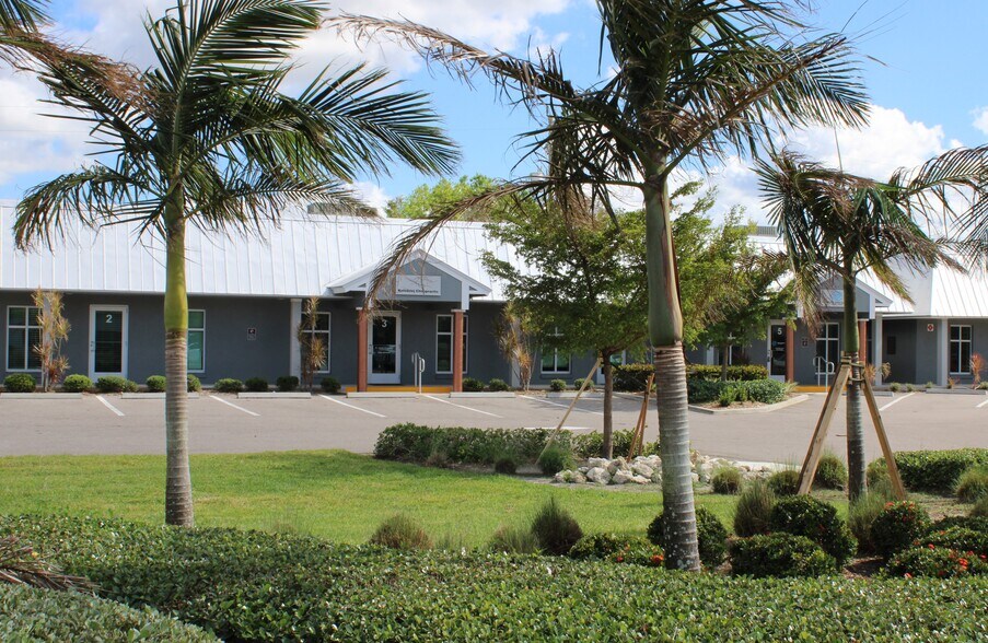 9371 Cypress Lake Dr, Fort Myers, FL à louer - Photo du bâtiment - Image 3 de 11