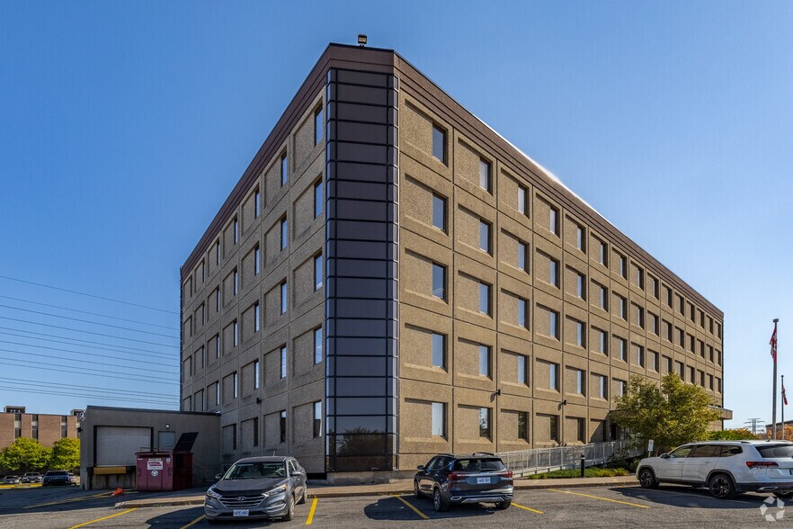 1725 Woodward Dr, Ottawa, ON à louer - Photo du bâtiment - Image 2 de 3
