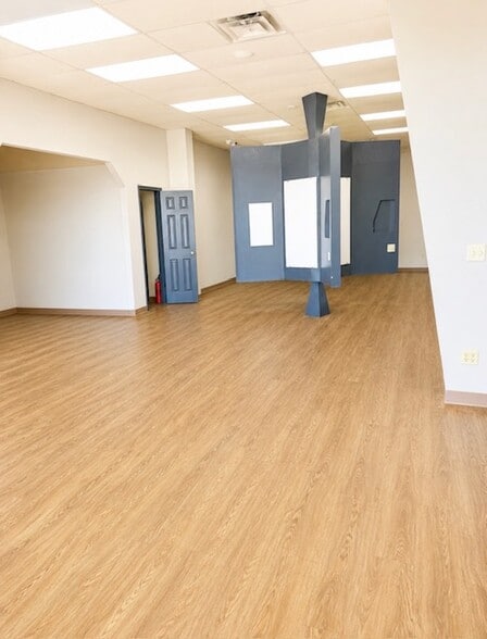 800 E Aldrich Rd, Bolivar, MO for lease - Interior Photo - Image 2 of 11