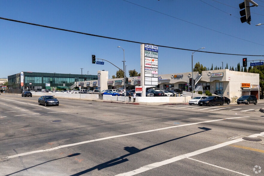 7400 Van Nuys Blvd, Van Nuys, CA for lease - Primary Photo - Image 1 of 1