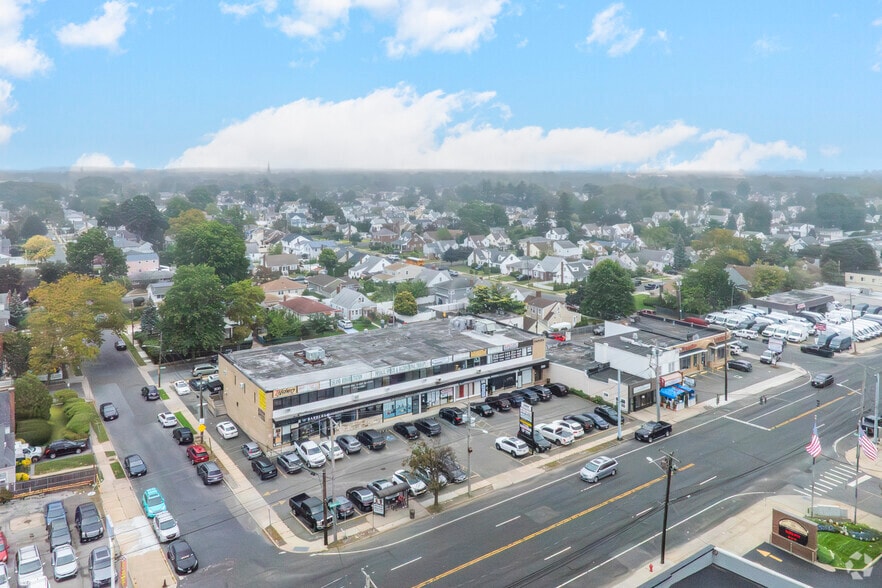 300 Hempstead Tpke, West Hempstead, NY for lease - Building Photo - Image 1 of 5
