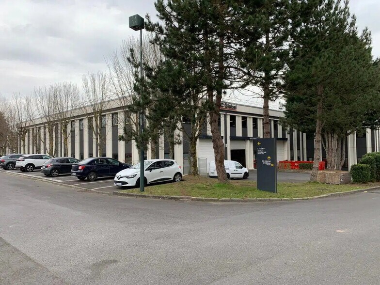 Office in Cergy for lease - Building Photo - Image 2 of 12