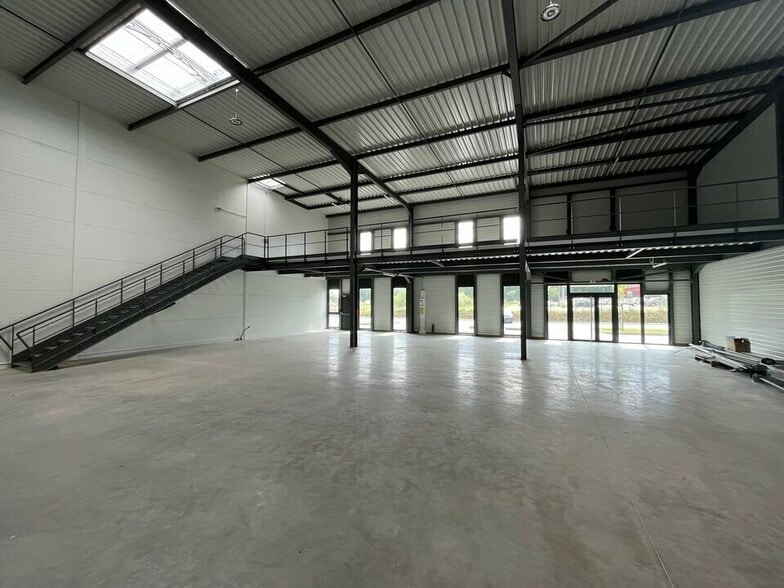 Flex in Villefontaine for lease - Building Photo - Image 3 of 13