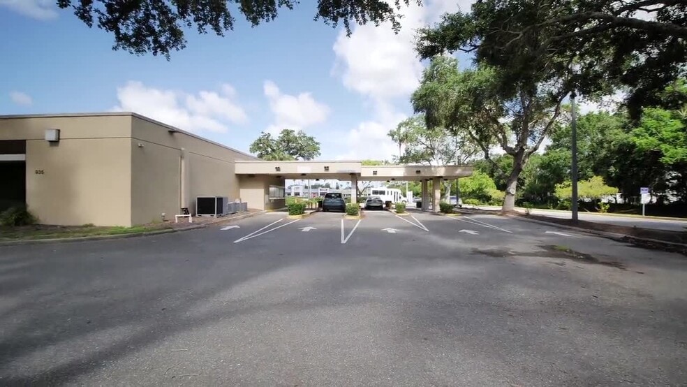 935 Beneva Rd N, Sarasota, FL à louer - Vidéo sur l’inscription commerciale - Image 2 de 7
