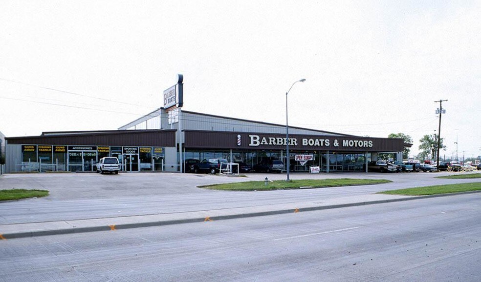 10220 Harry Hines Blvd, Dallas, TX à louer - Photo du bâtiment - Image 2 de 23