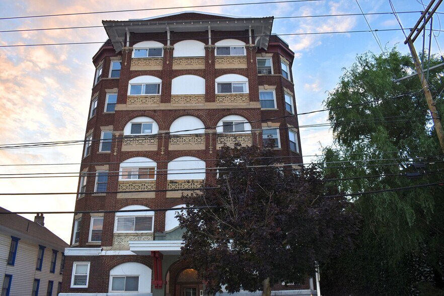 99 Oak St, Binghamton, NY à vendre - Photo du bâtiment - Image 3 de 11