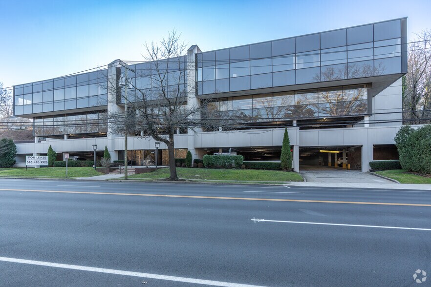 111 E Shore Rd, Manhasset, NY à louer - Photo du bâtiment - Image 1 de 6