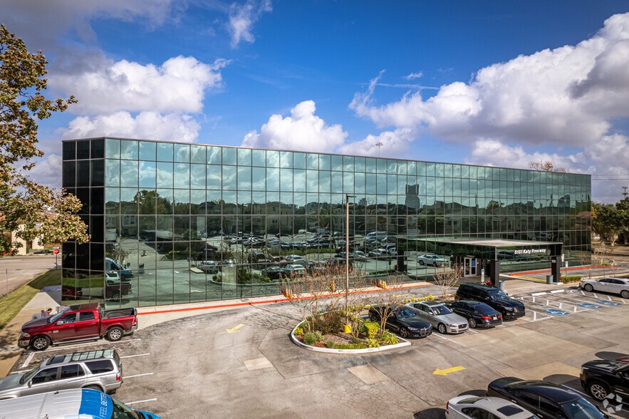 5151 Katy Fwy, Houston, TX à louer - Photo du bâtiment - Image 1 de 12