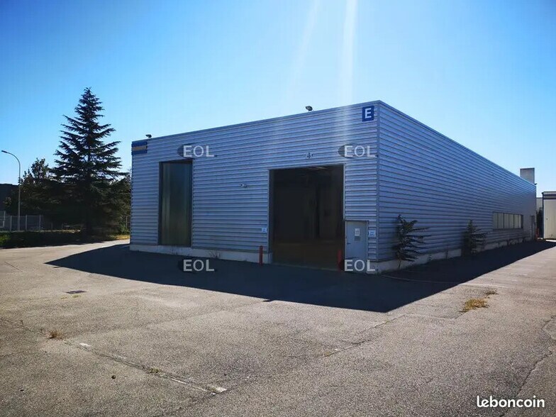 Industrial in Chaponnay for lease - Building Photo - Image 1 of 14