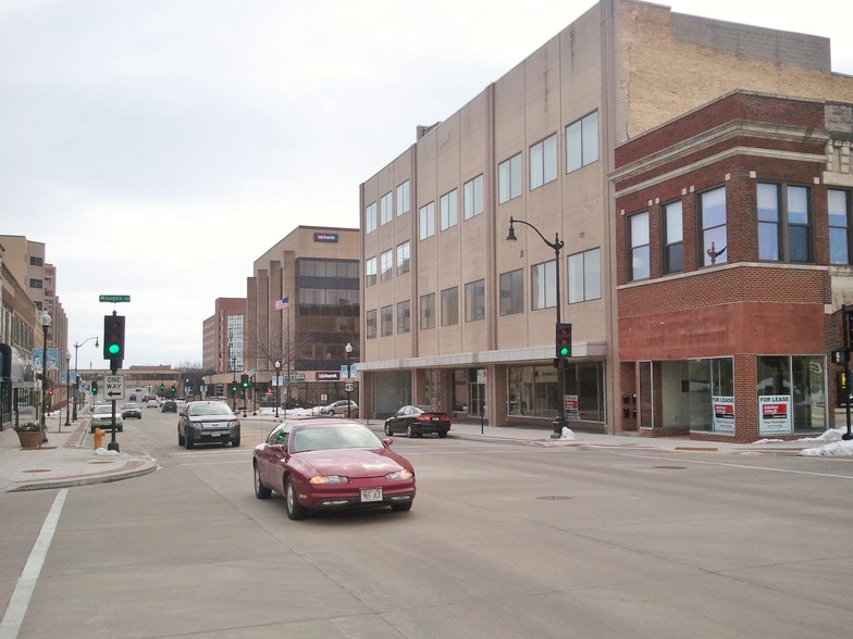 217 Main St, Oshkosh, WI for sale - Building Photo - Image 1 of 1